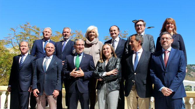 Gerardo Landaluce (arriba, tercero por la derecha), entre el resto de presidentes de los puertos en su reunión en Málaga.