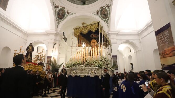 El Medinaceli y la Virgen de la Paz, en el templo de San Isidro, tras suspenderse su salida.
