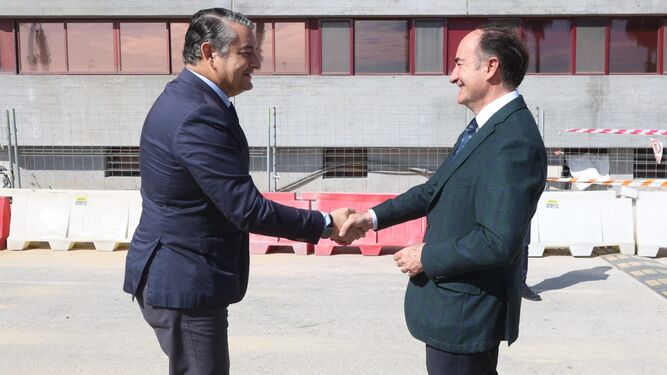 Saludo entre Antonio Sanz y Gerardo Landaluce, este lunes, durante su visita al Puerto de Algeciras.
