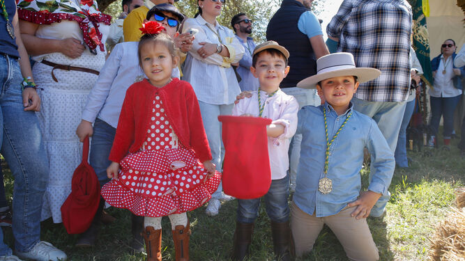Los niños disfrutan del domingo en la romería de Los Barrios.